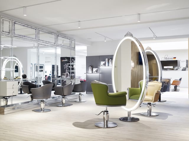 Accessoires Spa Concept telles que les chaises et mirroires, dans un salle de spa.