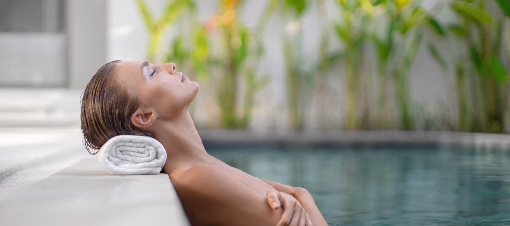 Femme se relaxant dans la piscine du spa